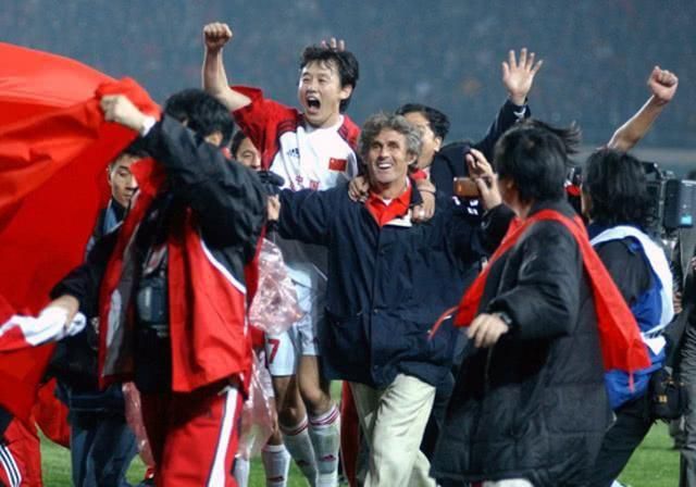 在幸运的无法渗透的外壳内，在那远远、远远的深处，存在着恐惧